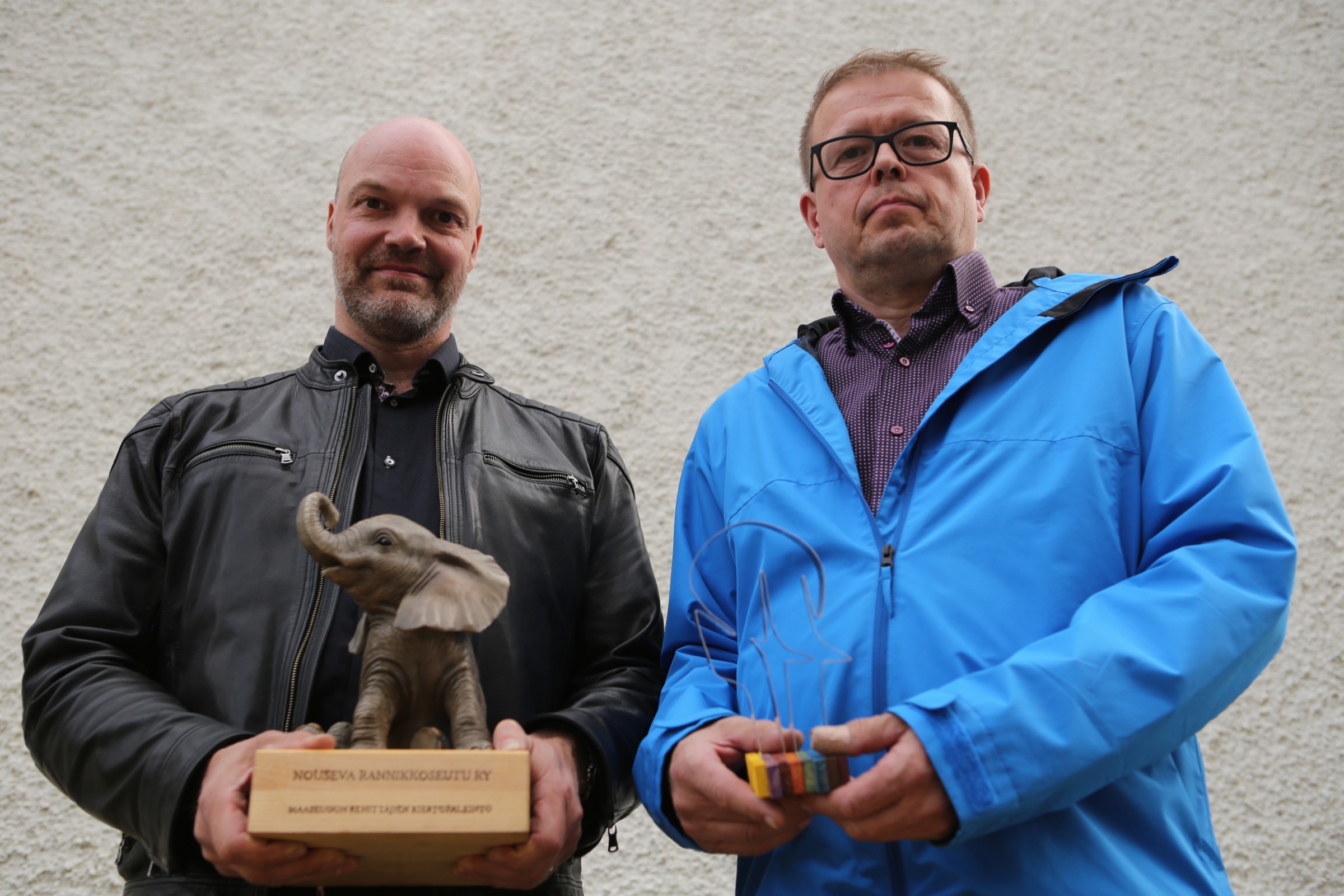 Kuvassa on Maaseudun kehittäjänä palkitun Hirvasniemen kyläyhdistyksen edustajat.